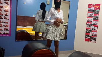 DELICIOSO CHOCOLATE!! LATINA MORENA SE INICIA EN EL PORNO AMATEUR!! SEXY MORENA SE EXCITA MIENTRAS SE MIRA EN EL ESPEJO, LUEGO SE TOCA SUS NALGAS Y SUS TETAS MORENAS. PORNO REAL CASERO AMATEUR