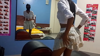 DELICIOSO CHOCOLATE!! LATINA MORENA SE INICIA EN EL PORNO AMATEUR!! SEXY MORENA SE EXCITA MIENTRAS SE MIRA EN EL ESPEJO, LUEGO SE TOCA SUS NALGAS Y SUS TETAS MORENAS. PORNO REAL CASERO AMATEUR