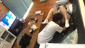 彼氏が帰ってきた途端にチンコを舐める変態彼女