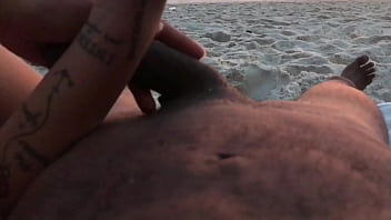 Casal brinca de se exibir em praia &eacute_ brincadeira acaba mal