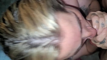 Blanquita recibe mucha leche en la cara