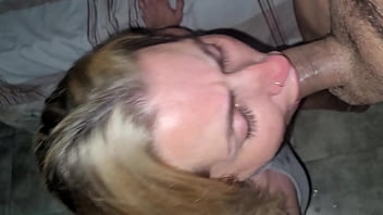 Blanquita recibe mucha leche en la cara