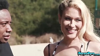 Angry Housewife Cindy Crawford Meets A Gang Of BBCs In The Park