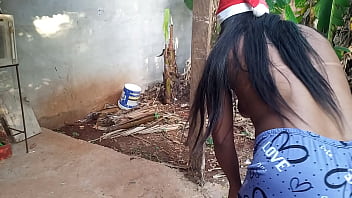 Observava ela limpando quintal para o natal &eacute_ a mulher do meu theo com um shortinho socado no cu toda gostosa n&atilde_o resistir coloquei meu pinto pra forra