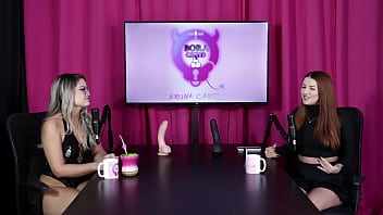 Morena safada beija a loira, tem os peitos e a buceta chupada ap&oacute_s dizer que gosta de ser um lanchinho de casal, - Malu Paz (SHEER/RED)