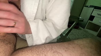 The maid sucked the client'_s big dick in the hotel