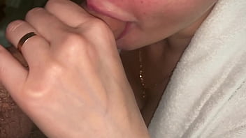 The maid sucked the client'_s big dick in the hotel