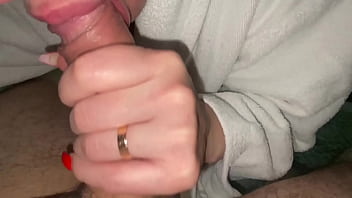 The maid sucked the client'_s big dick in the hotel