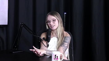 Os conte&uacute_dos verdadeiros s&atilde_o os que ela mais gostou de fazer, e tem fetiche de fazer gang bang, mas n&atilde_ se sente preparada, e a menage com dois homens... - Naty Varga (SHEER/RED)