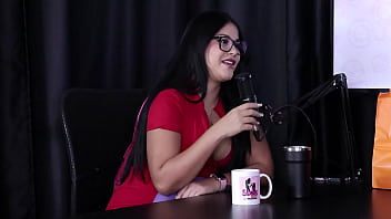 Os conte&uacute_dos verdadeiros s&atilde_o os que ela mais gostou de fazer, e tem fetiche de fazer gang bang, mas n&atilde_ se sente preparada, e a menage com dois homens... - Naty Varga (SHEER/RED)