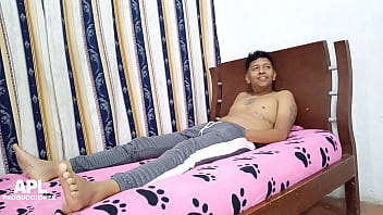 Llamo a mi hermanastra al cuarto para que me haga un poco de compa&ntilde_ia - Historia completa