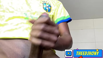 BRASILEIRO SE MASTURBANDO COM SUA PIROCA  DE 23 CM AT&Eacute_ GOZAR