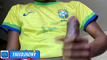 BRASILEIRO SE MASTURBANDO COM SUA PIROCA  DE 23 CM AT&Eacute_ GOZAR