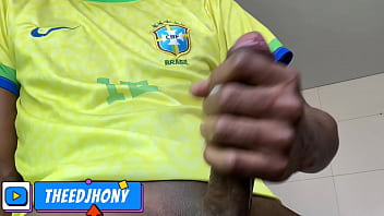 BRASILEIRO SE MASTURBANDO COM SUA PIROCA  DE 23 CM AT&Eacute_ GOZAR