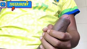 BRASILEIRO SE MASTURBANDO COM SUA PIROCA  DE 23 CM AT&Eacute_ GOZAR