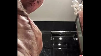 Me saco m&aacute_s polla con la bomba de vac&iacute_o y me trago un dildo grande hasta el fondo de la garganta - AnzzoSan