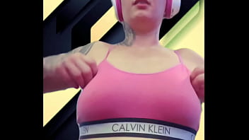 Eu toda suada at&eacute_ buceta escorrendo e louca de tesao na academia chamei minha amiga pra vim tomar banho comigo no vesti&aacute_rio .(Se pagamos ali mesmo publico)