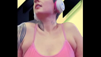 Eu toda suada at&eacute_ buceta escorrendo e louca de tesao na academia chamei minha amiga pra vim tomar banho comigo no vesti&aacute_rio .(Se pagamos ali mesmo publico)