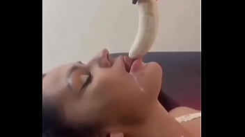 Gostosa chupando uma banana