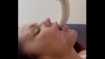 Gostosa chupando uma banana