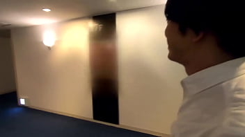 カメラ好き新入社員エリカちゃんはカメラを向けると理性崩壊エロポーズ！！SEX中にもシャッター音は鳴りやまず、撮られる快感に溺れまくり濡れまくり！！