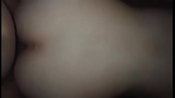 الحمار الأبيض الكبير يركب قضيبي حتى نبلل، يا لها من هزة الجماع اللذيذة