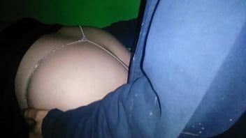 Se agarra del sillon y se la meto