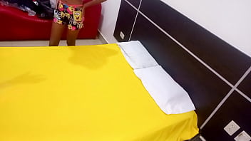 INICIAMOS EN EL PORNO CASERO!! HACEMOS  PIJAMADA CON MI HERMANASTRA MORENA Y LUEGO ME LE MONTO PARA CALENTARLA. LA MUY ZORRA ME PIDE SEXO. PORNO REAL CASERO INTERRACIAL.