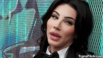 Watch these two cater waiters Ariel Demure and Ashley Stones what they did during their short break