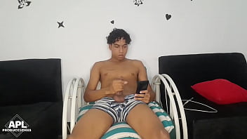 Sali del ba&ntilde_o y me encuentro a mi hermanastro bien cachondo jalandose su gran verga y quise ayudarlo - Historia completa