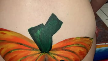 Se disfraza de calabaza el culo para que se lo rompan en la fiesta de Halloween