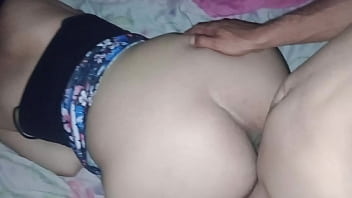 NOVINHA SAFADA ME DANDO A BUCETINHA DE 4 DIZ ELA QUE &Eacute_ MAIS GOSTOSO E DEIXOU GOZAR DENTRO A PUTINHA