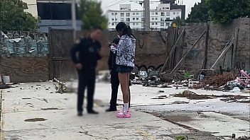 Me encontraba grabando videos para mis plataformas y de pronto llega la POLICIA, literal me detuvieron CON LOS CALZON&Eacute_S ABAJO! Muestra los v&iacute_deos!