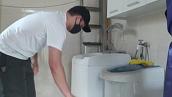 Casada provocando o t&eacute_cnico que foi arrumar a m&aacute_quina de lavar roupas, a safada abriu o roup&atilde_o na frente dele