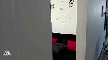 Me gusta observar el gran culo de la empleada mientras organiza la casa, pero no me aguanto las ganas y termino metiendole la verga. PARTE 1