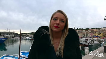 Ashley, jolie blonde, a besoin d'_une bite bien dure dans la chatte