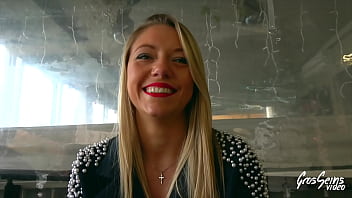 Ashley, jolie blonde, a besoin d'_une bite bien dure dans la chatte