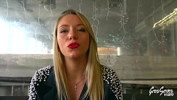 Ashley, jolie blonde, a besoin d'_une bite bien dure dans la chatte