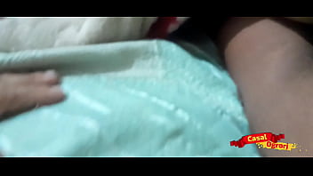 Acordando uma enteada fofa que sorna com plug no cuzinho.