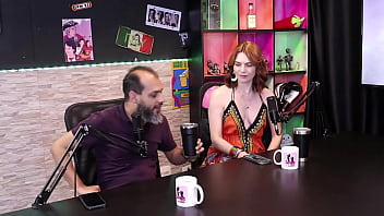 A esposa s&oacute_ tem orgasmo com um vibrador, e eles abandonaram a vida normal pra mexer com a sexualidade - Reh Queen e Kstro (SHEER/RED)