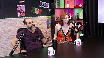 A esposa s&oacute_ tem orgasmo com um vibrador, e eles abandonaram a vida normal pra mexer com a sexualidade - Reh Queen e Kstro (SHEER/RED)