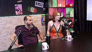 A esposa s&oacute_ tem orgasmo com um vibrador, e eles abandonaram a vida normal pra mexer com a sexualidade - Reh Queen e Kstro (SHEER/RED)