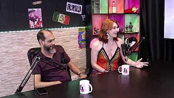 A esposa s&oacute_ tem orgasmo com um vibrador, e eles abandonaram a vida normal pra mexer com a sexualidade - Reh Queen e Kstro (SHEER/RED)