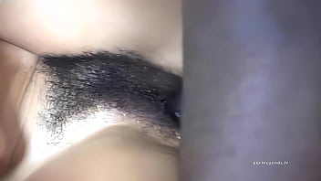 La brune explosive Laurie Vargas monte et descend sur un gros mandrin noir