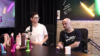 Os produtos s&atilde_o diferentes, e os formatos dos paus... - Eilani Quina e Victor Luciano - Upper Toys (SHEER/RED)