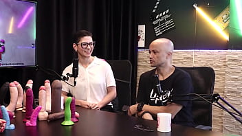 Os produtos s&atilde_o diferentes, e os formatos dos paus... - Eilani Quina e Victor Luciano - Upper Toys (SHEER/RED)