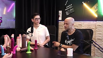 Os produtos s&atilde_o diferentes, e os formatos dos paus... - Eilani Quina e Victor Luciano - Upper Toys (SHEER/RED)