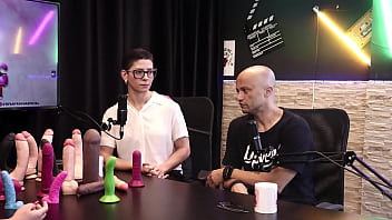 Os produtos s&atilde_o diferentes, e os formatos dos paus... - Eilani Quina e Victor Luciano - Upper Toys (SHEER/RED)