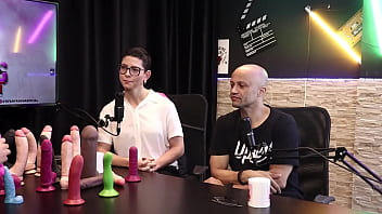 Os produtos s&atilde_o diferentes, e os formatos dos paus... - Eilani Quina e Victor Luciano - Upper Toys (SHEER/RED)