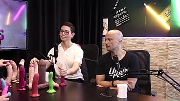 Os produtos s&atilde_o diferentes, e os formatos dos paus... - Eilani Quina e Victor Luciano - Upper Toys (SHEER/RED)